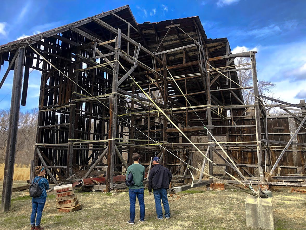 Historic preservation students and professors in front of a tobacco barn in Concord, Maryland. Photo courtesy of Sara Baum.