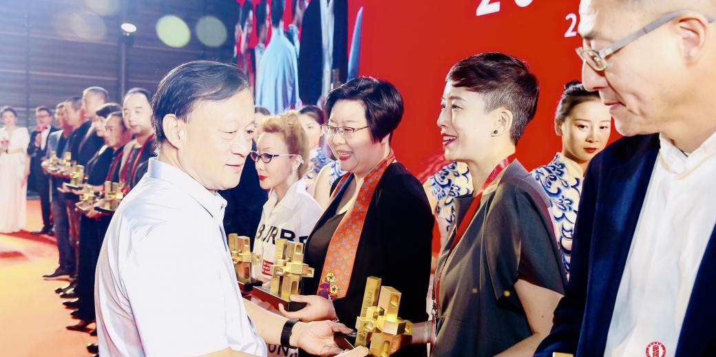 Emma Chang receiving 2019 China Designer of the Year award