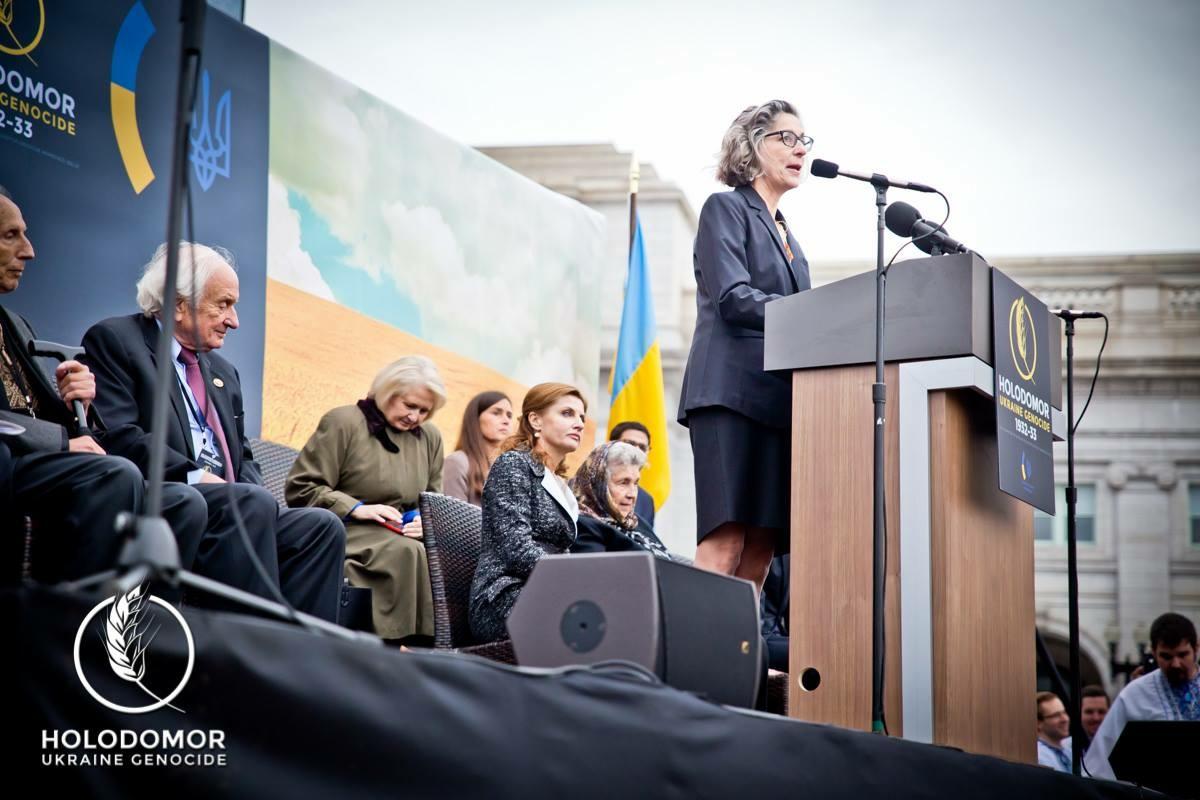 Larysa Kurylas speaking at the 2015 dedication.